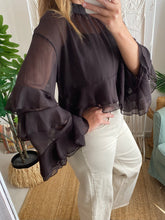 Carregar imagem no visualizador da galeria, Blusa crop chiffon chocolate

