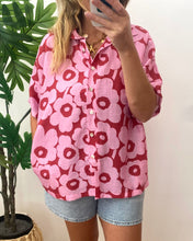 Carregar imagem no visualizador da galeria, Camisa oversize padrão flores rosa
