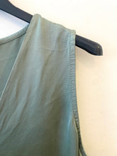 Carregar imagem no visualizador da galeria, Blusa alça larga acetinada kaki
