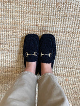 Carregar imagem no visualizador da galeria, Sapato loafer ovelha preto fivela Macarena
