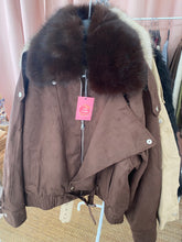 Carregar imagem no visualizador da galeria, Blusão com gola de pêlo castanho
