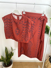 Carregar imagem no visualizador da galeria, Conjunto de blusa e saia telha
