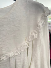 Carregar imagem no visualizador da galeria, Blusa com rendinha bordada branco
