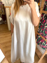 Carregar imagem no visualizador da galeria, Vestido oversize acetinado beje
