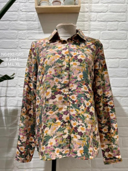Camisa estampa flores verde e rosa