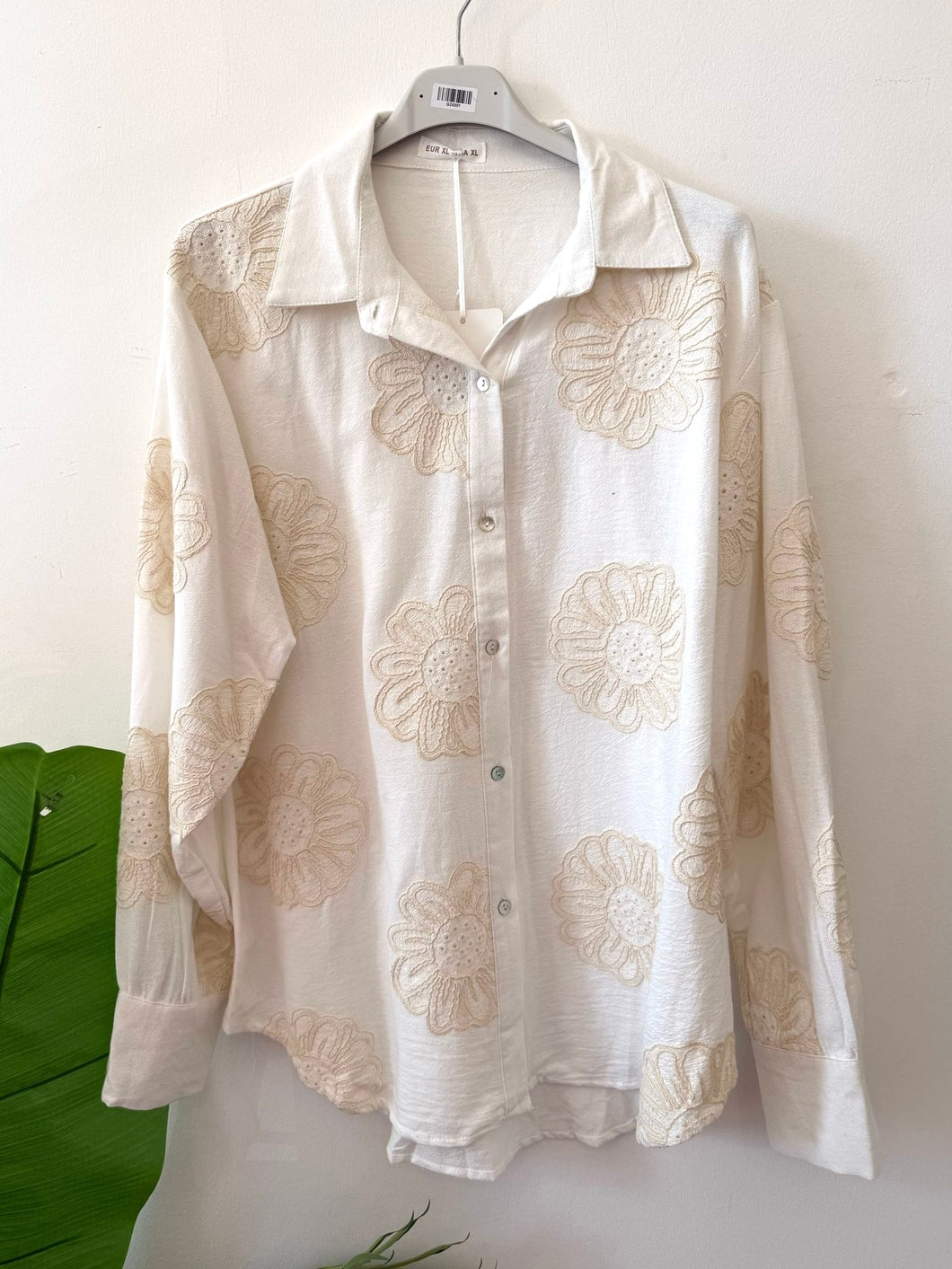 Camisa branca bordado beje