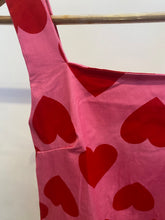 Carregar imagem no visualizador da galeria, Vestido curto estampa corações 💕
