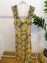 Carregar imagem no visualizador da galeria, Vestido alças franzida padrão folhas
