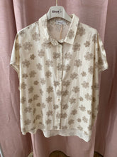 Carregar imagem no visualizador da galeria, Camisa flores beje
