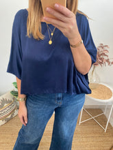 Carregar imagem no visualizador da galeria, Blusa acetinada marinho
