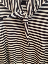 Carregar imagem no visualizador da galeria, Camisola malha riscas com lenço castanho
