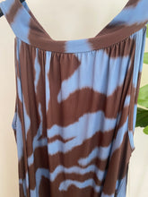 Carregar imagem no visualizador da galeria, Vestido midi malha fria halter castanho e azul
