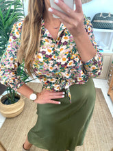 Carregar imagem no visualizador da galeria, Camisa estampa flores verde e rosa
