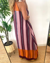 Carregar imagem no visualizador da galeria, Vestido estampado riscas com pedras rosa
