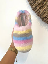 Carregar imagem no visualizador da galeria, Chinelo pêlo multicor Macarena
