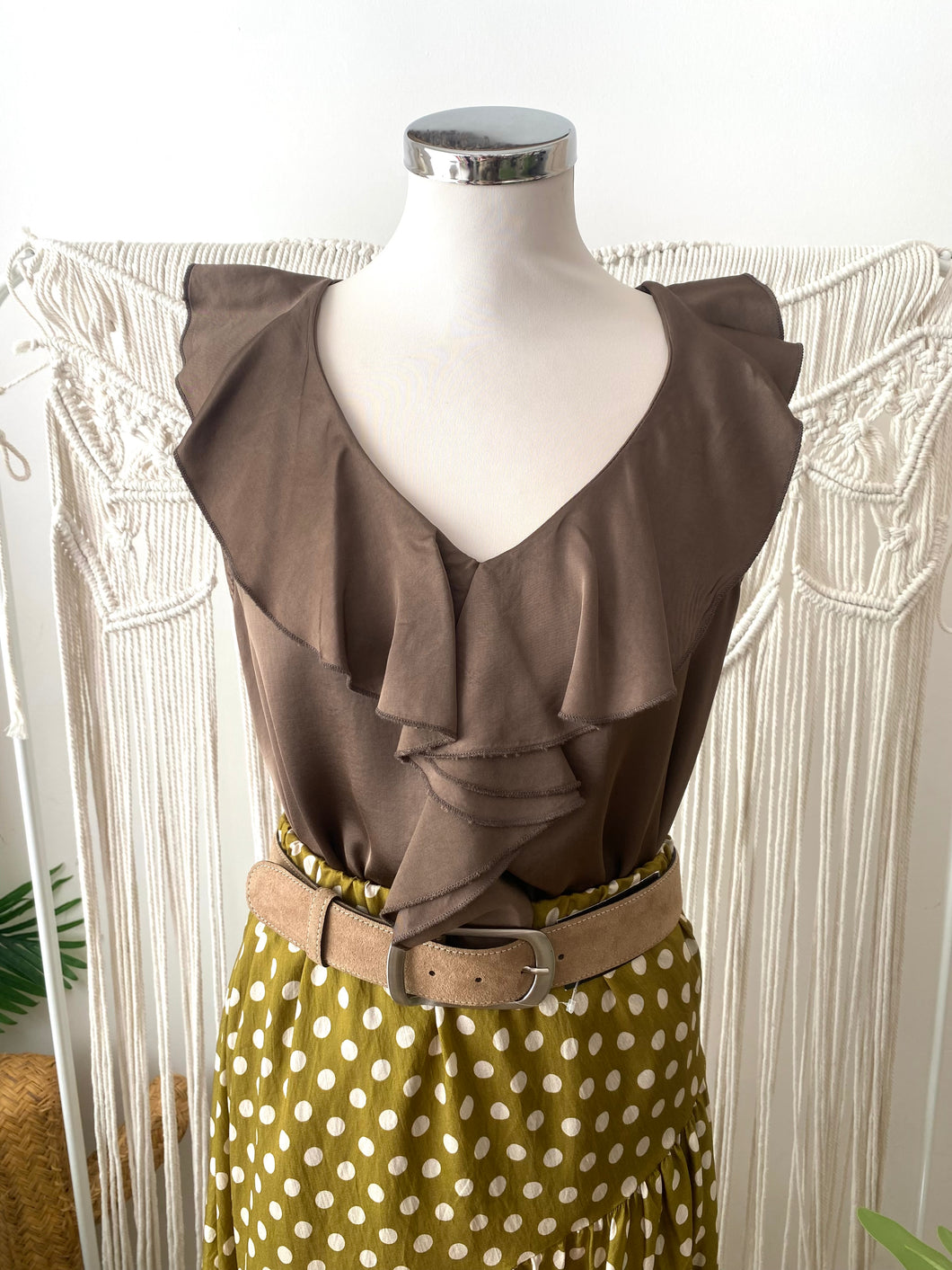 Blusa alças acetinada folhos castanho