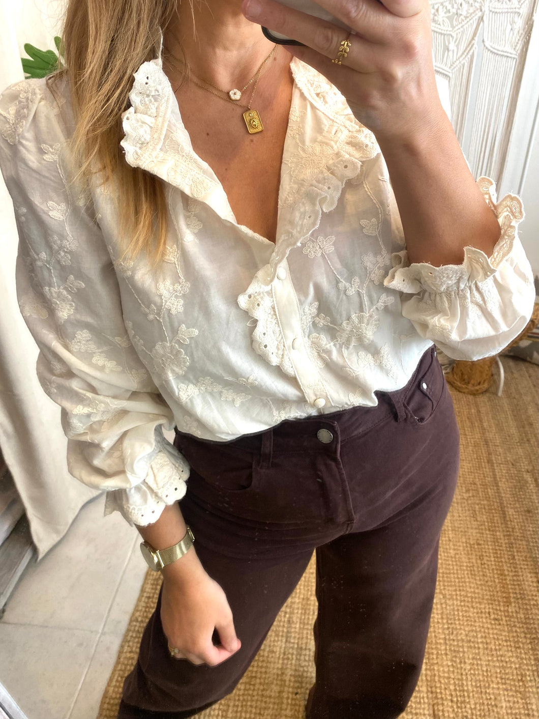 Camisa pérola bordada com folhinho