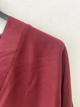 Carregar imagem no visualizador da galeria, Túnica acetinada decote v bordeaux
