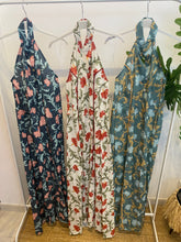 Carregar imagem no visualizador da galeria, Vestido halter com botões estampa floral
