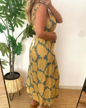 Carregar imagem no visualizador da galeria, Vestido alças franzidas padrão folhas amarelo
