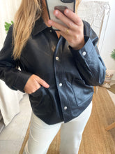 Carregar imagem no visualizador da galeria, Blusão ecopele preto Vila
