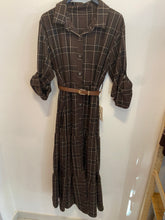 Carregar imagem no visualizador da galeria, Vestido camisa quadrados com cinto castanho
