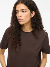 Carregar imagem no visualizador da galeria, T-shirt básica Vinora chocolate Vila
