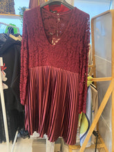 Carregar imagem no visualizador da galeria, Vestido plissado com renda bordeaux
