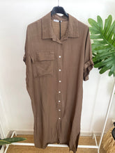 Carregar imagem no visualizador da galeria, Vestido camisa liso estampado com bolso castanho
