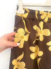 Carregar imagem no visualizador da galeria, Calças largas estampa margaridas amarelo/castanho
