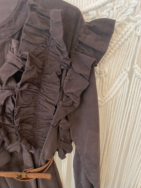 Vestido bombazina folhos c/cinto castanho