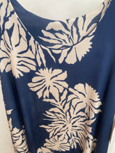 Carregar imagem no visualizador da galeria, Vestido midi malha fria estampa floral azul marinho
