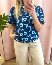 Carregar imagem no visualizador da galeria, Camisa manga balão flores grandes azuis
