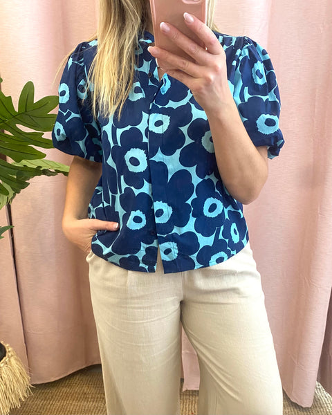 Camisa manga balão flores grandes azuis