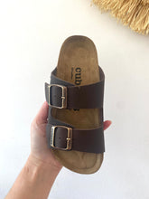 Carregar imagem no visualizador da galeria, Chinelo fivelas comporta castanho Cubanas
