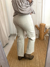 Carregar imagem no visualizador da galeria, Calça straight sarja beje
