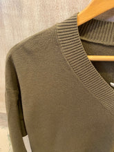 Carregar imagem no visualizador da galeria, Camisola de malha decote V verde
