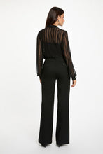 Carregar imagem no visualizador da galeria, Blusa com laçada preto Morgan
