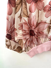 Carregar imagem no visualizador da galeria, Blusa/casaco acetinado flores rosa
