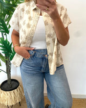 Carregar imagem no visualizador da galeria, Camisa flores beje
