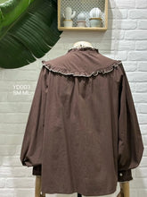 Carregar imagem no visualizador da galeria, Camisa bordada chocolate
