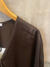 Carregar imagem no visualizador da galeria, Casaco/blusa acetinado castanho
