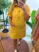 Carregar imagem no visualizador da galeria, Vestido de sarja amarelo com bolsos
