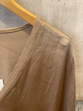 Carregar imagem no visualizador da galeria, Casaco/blusa acetinado camel
