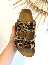 Carregar imagem no visualizador da galeria, Chinelo fivelas Amalia pêlo leopardo Cubanas
