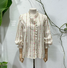 Carregar imagem no visualizador da galeria, Camisa florzinhas rosa
