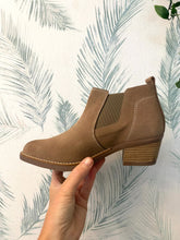 Carregar imagem no visualizador da galeria, Botim camurça taupe Ruika
