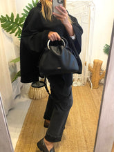 Carregar imagem no visualizador da galeria, Mala preta com alças douradas metálicas Morgan
