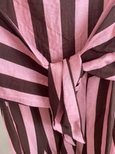 Carregar imagem no visualizador da galeria, Vestido laçada riscas castanho e rosa
