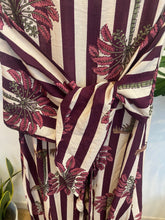 Carregar imagem no visualizador da galeria, Vestido Sardenha riscas e flores Bordeaux
